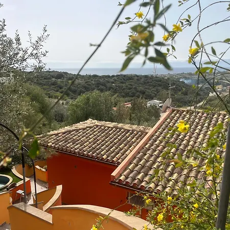Con Giardino Vista Mare Ferienhaus